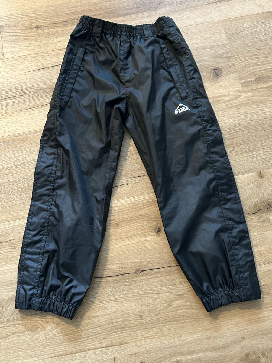 Mckinley Pantaloni: McKinley Kinder Regenhose Schwarz  Gr. 128 Neuwertig – Nuovo (secondo la descrizione) da Wolhusen venduto da eve_m6cg