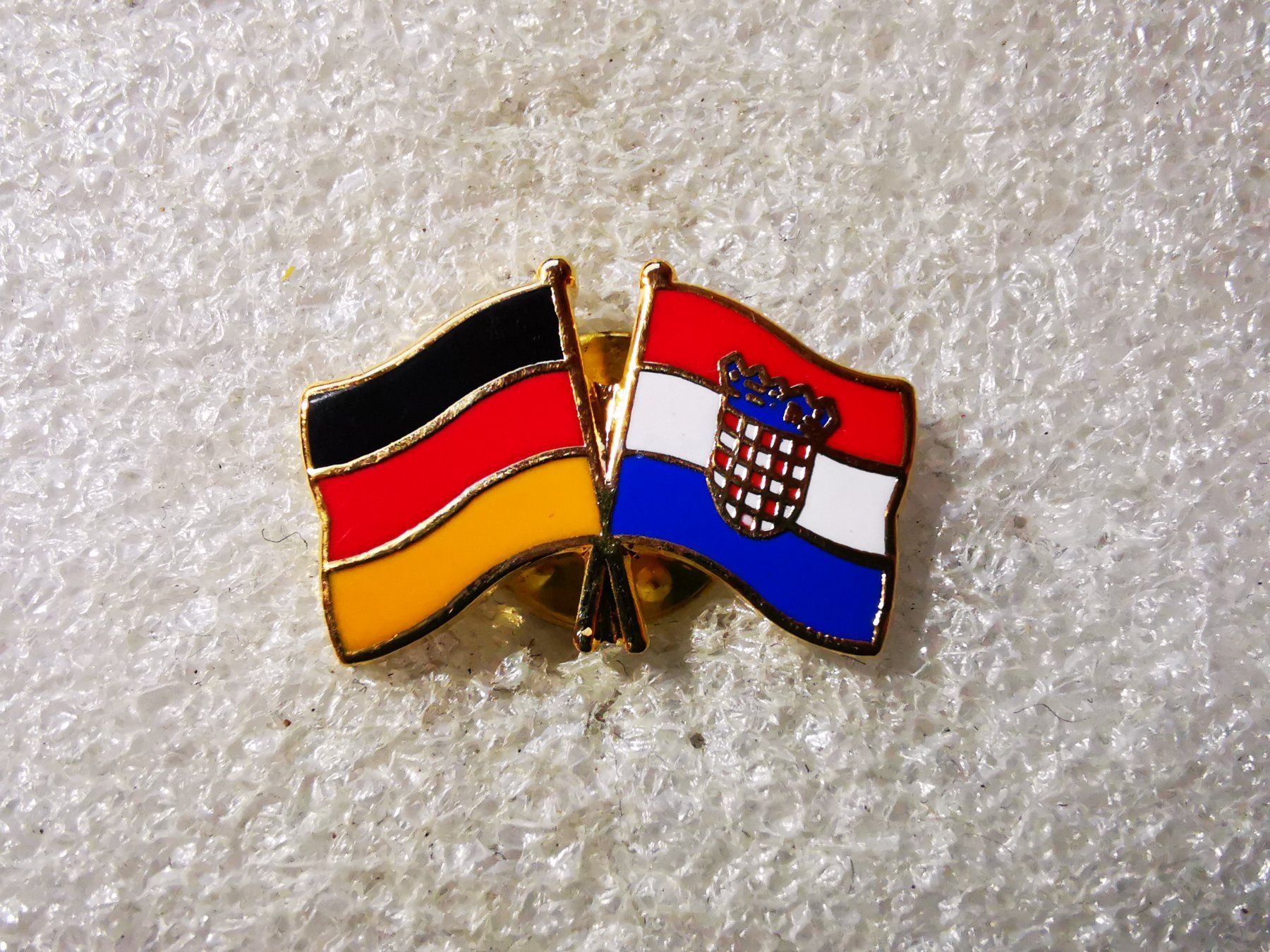 Placchette & Badge: Ansteckpin 83: Flaggen – Usato da Oppligen venduto da Pin-Fall-Shop