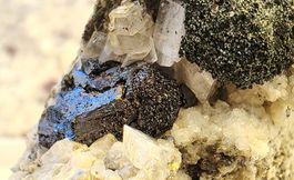 Mineral: Rutil Kniegelenk mit Rutil Pseudomprphose / Ilmenit