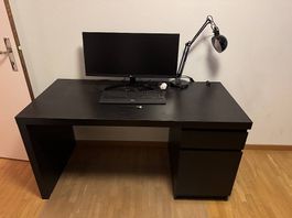 Homeoffice Ausstattung Schreibtisch mit Stuhl und Lampe
