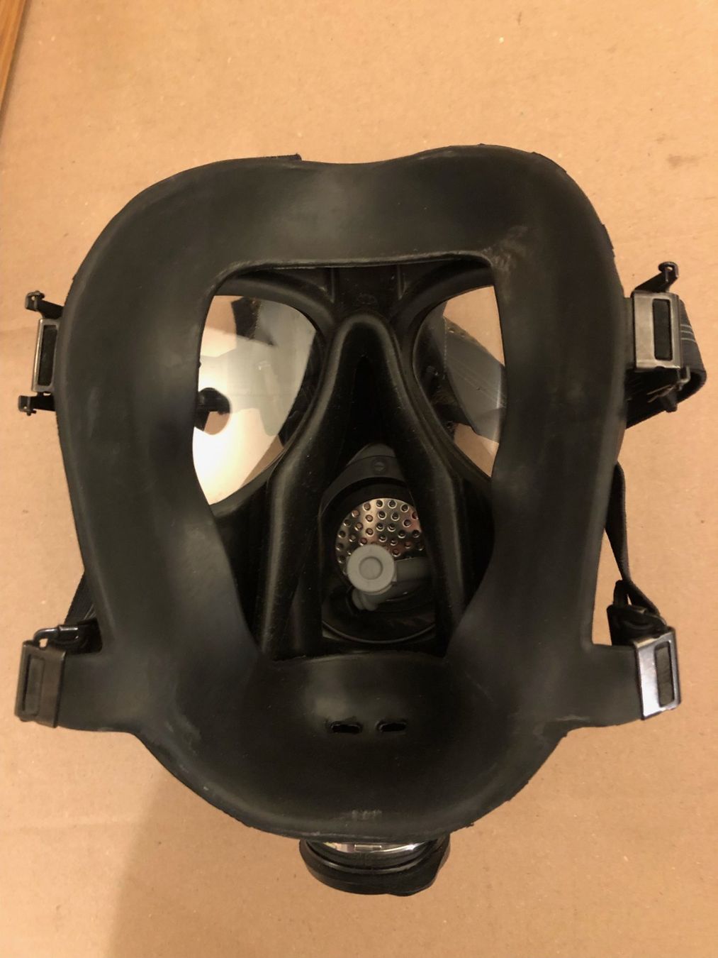 Protezione per viso e udito: Militär Gasmaske mit Filter – Usato da Gümmenen venduto da Ug6 2