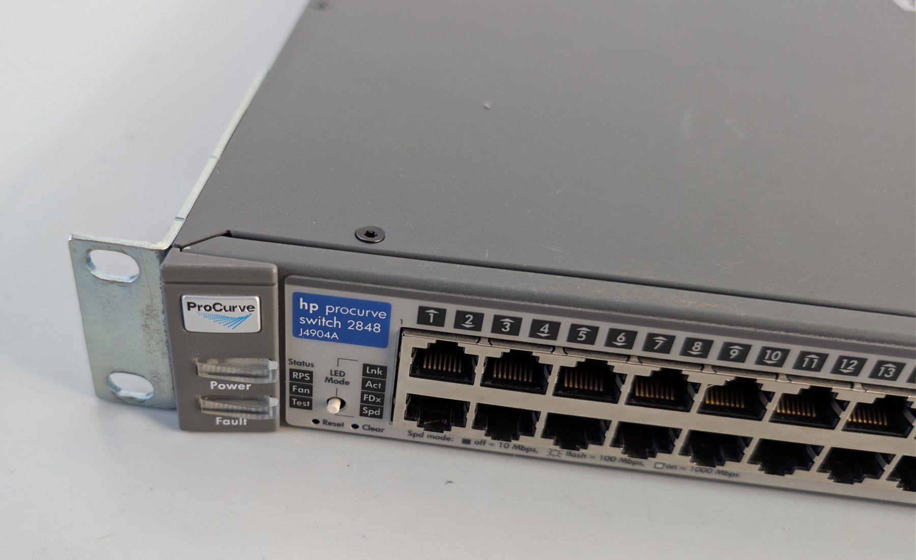 Hewlett Packard Hub & Switch: HPE ProCurve Switch 2848 48-Port – Usato da Dietlikon venduto da ComdatAG 3