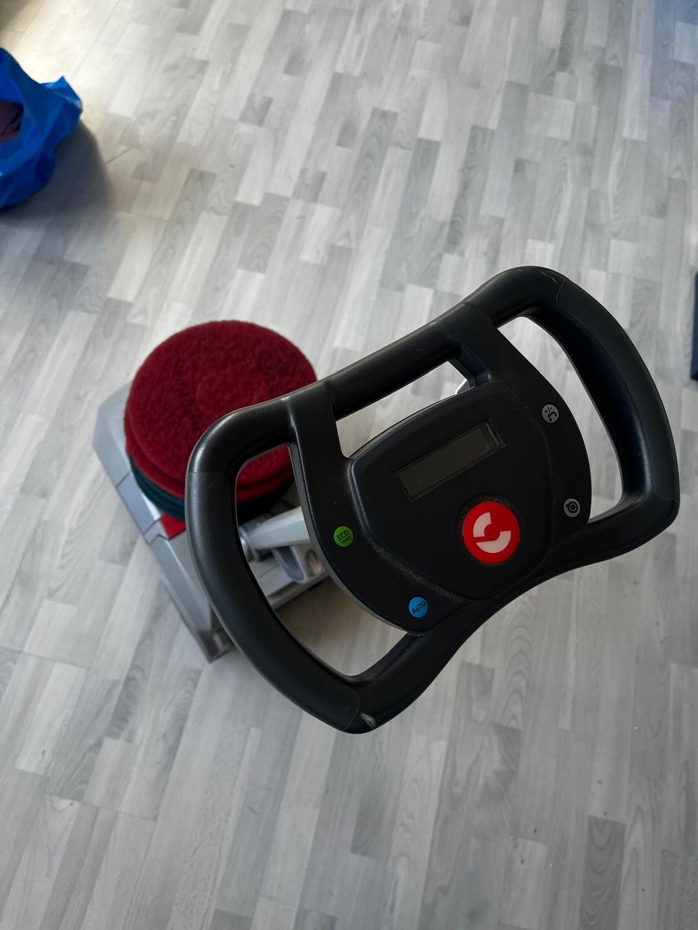Tutte le macchine: Comac Vispa XS Handgeführte Scheuersaugmaschine – Usato da Luzern venduto da ORISONO 3
