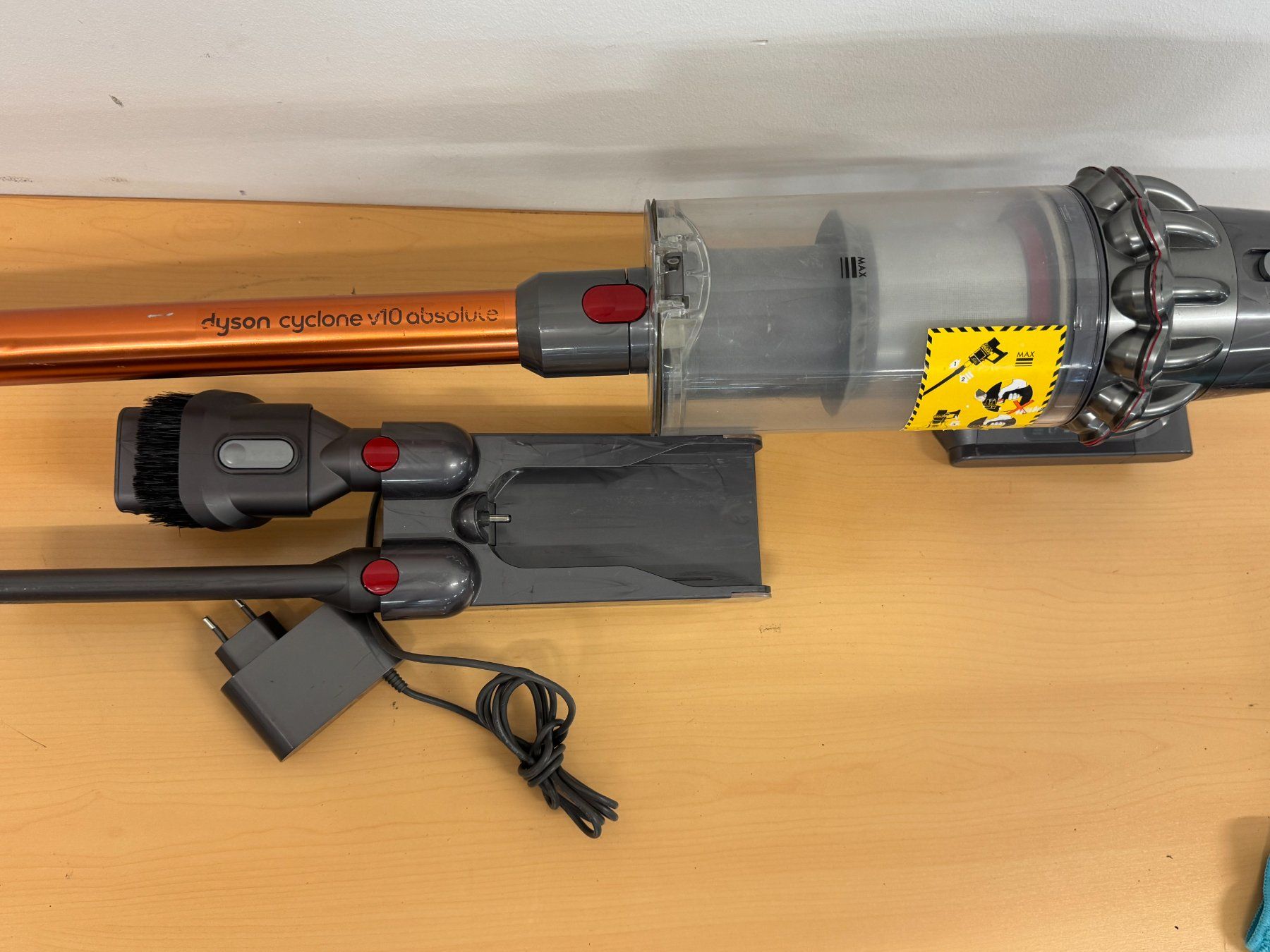 Dyson Aspirapolveri & Accessori: Dyson Cyclone V10 absolute Akku Staubsauger – Usato da Ebmatingen venduto da Revivetrade 5