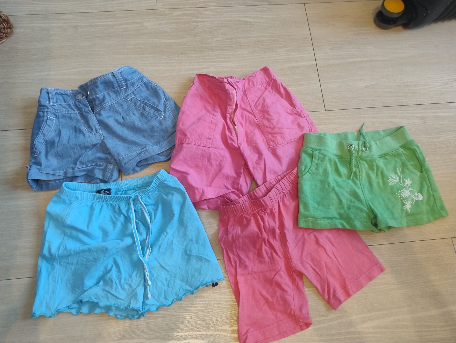 Lotti & Set di vestiti: Kurze Hosen Gr. 104 – Usato da Bätterkinden venduto da livingdreams
