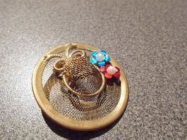 Brosche Hut, goldfarbig/blaue und rote Blume