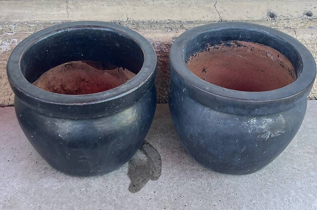 Pots de fleurs: 2 formschöne Tontöpfe Schwarz – D'occasion à Urdorf par Resumasa