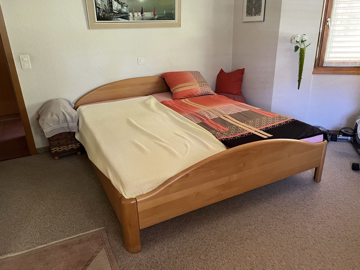 Armoires: Kleiderschrank mit Bett aus Erlenholz – D'occasion à Stachen par hun_x7xb 4