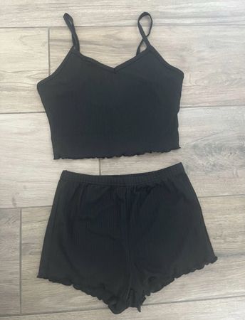 TOP UND SHORTS UNGETRAGEN GRÖSSE S