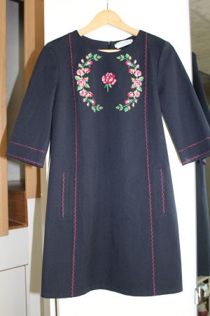 Elegantes, einzigartiges besticktes Kleid in Dunkelblau (S)
