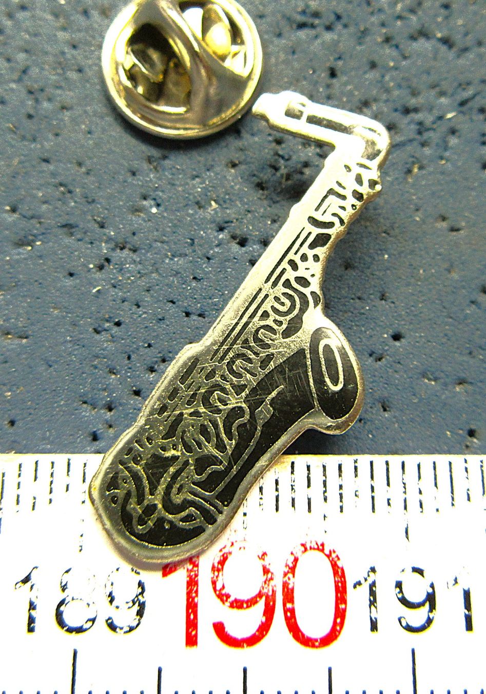 Plaketten & Abzeichen: SAXOPHONE MUSIC PIN – Gebraucht aus Ettingen von Hausi4711