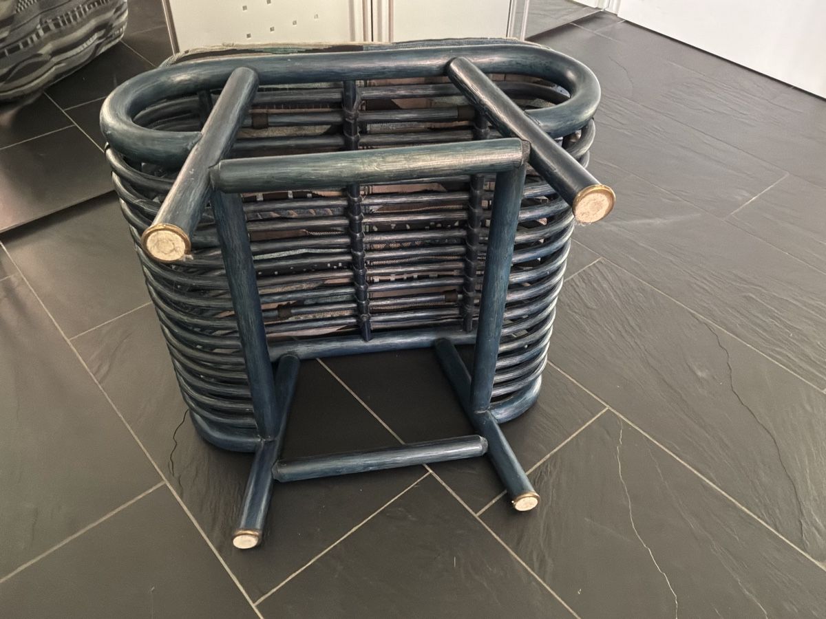 Poltrone: Set Sessel und Hocker aus blauem Rattan – Usato da Bremgarten AG venduto da Belana0 7