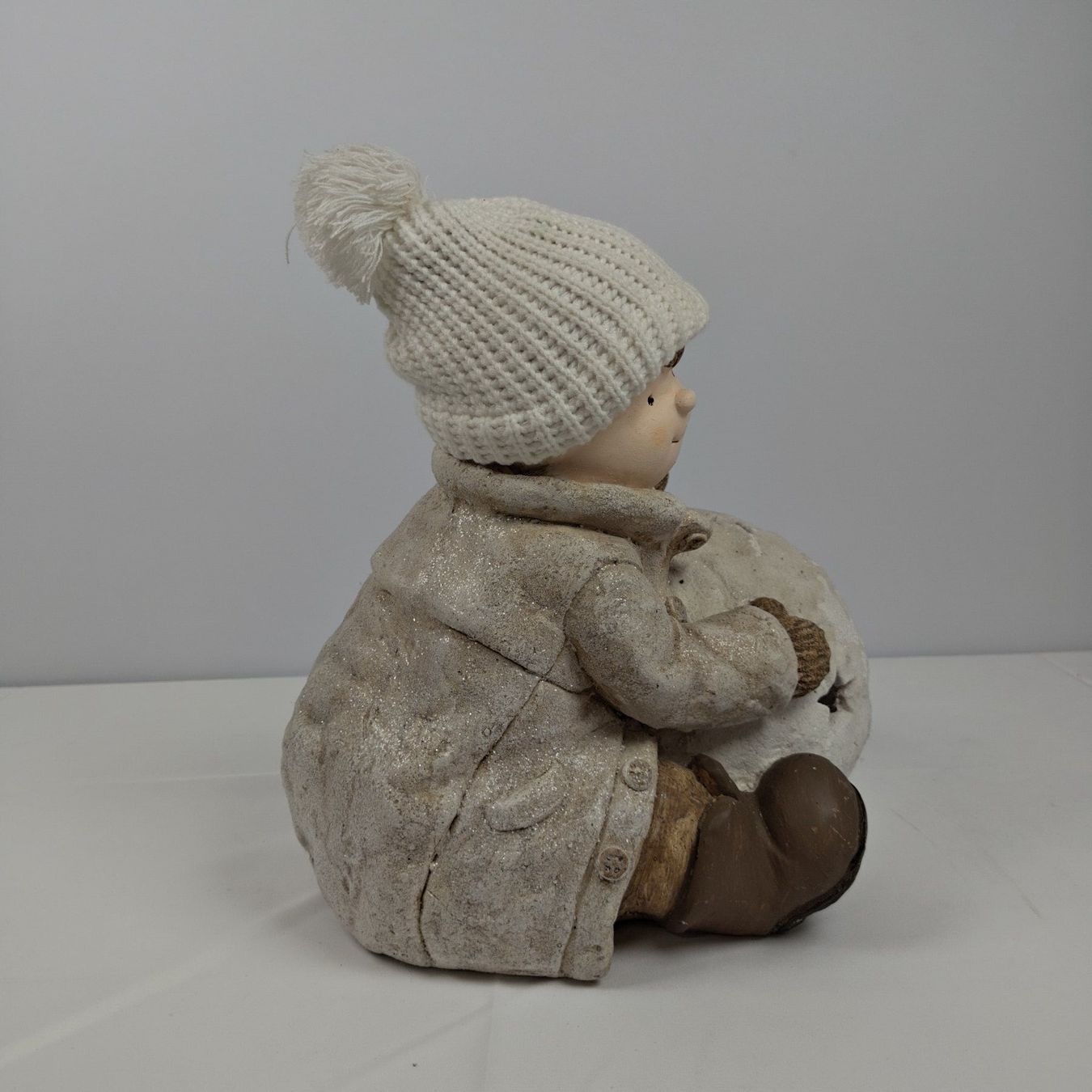 Statuette: Dekofigur Winterkind mit Schneeball – Usato da Wettingen venduto da Wendemarket 1