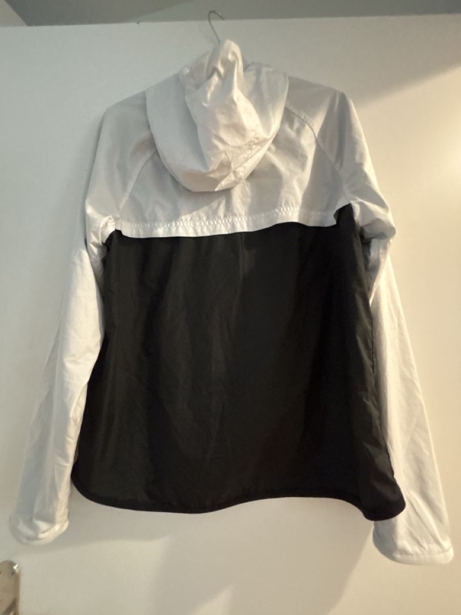Nike Giacche: Nike Regenjacke - S  – Nuovo (secondo la descrizione) da Buchs ZH venduto da els_mgj9 1