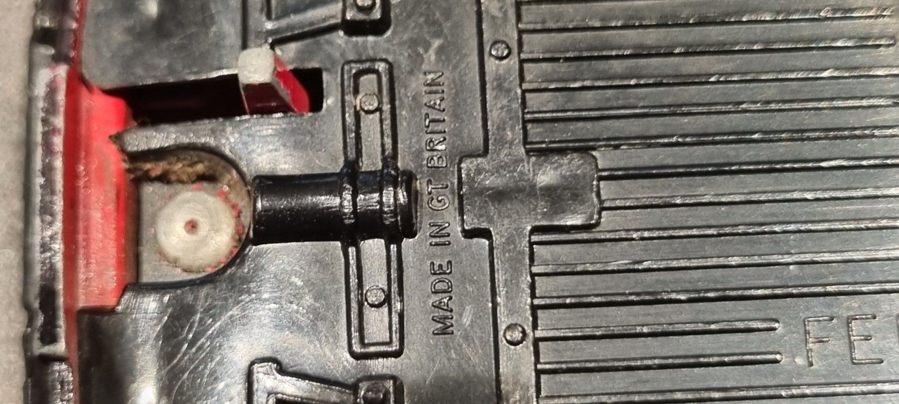 Ferrari Modellini d'auto: Modellauto Ferrari 308 GTS mit Wohnwagen – Usato da Lachen SZ venduto da LinDiscount 2