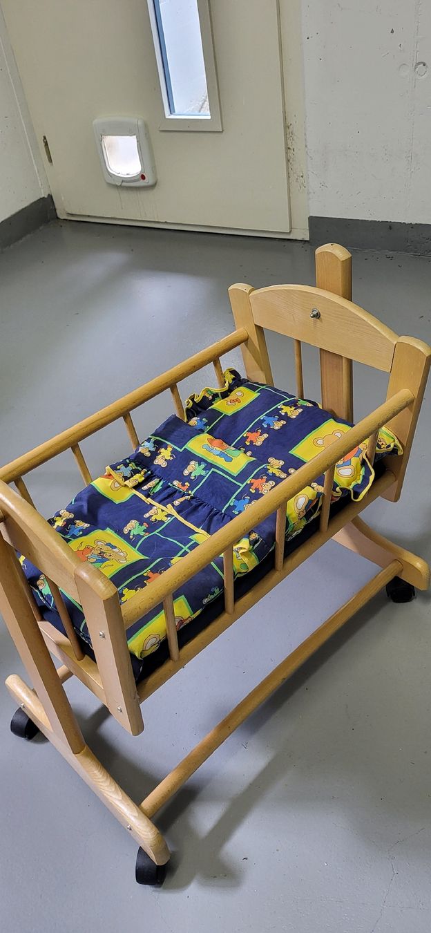 Carrozzine per bambole: Puppen -Wiege mit  Bettinhalt – Usato da Merenschwand venduto da Boonie 2