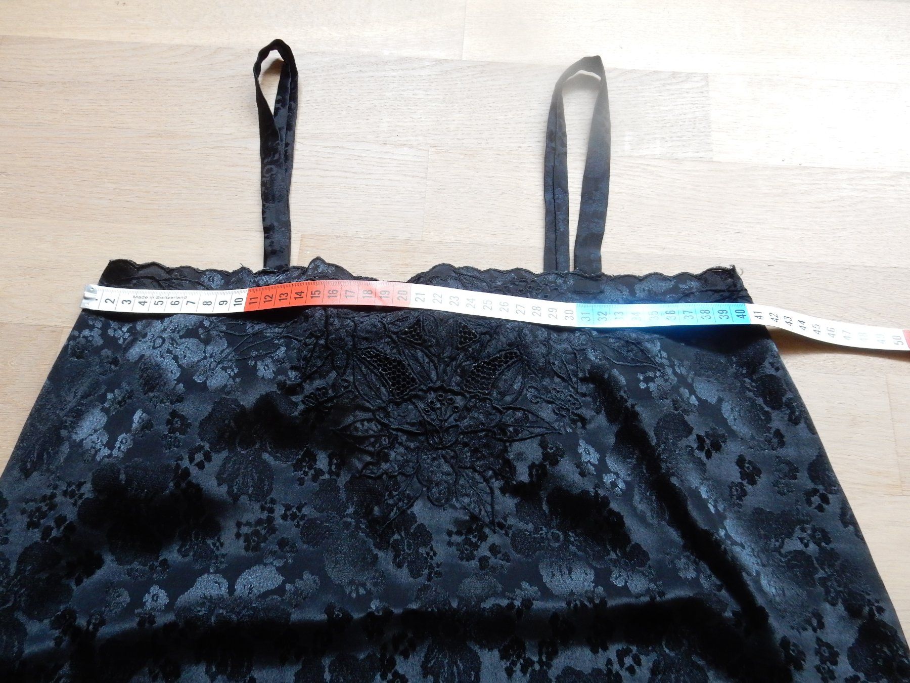 Top: klassiches Top in schwarz mit Spitzen + Blumendesign – Usato da Jona venduto da simongarden 5