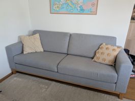 Modernes 3-Sitzer Sofa, hellgrau, Holzfüsse, top Zustand!