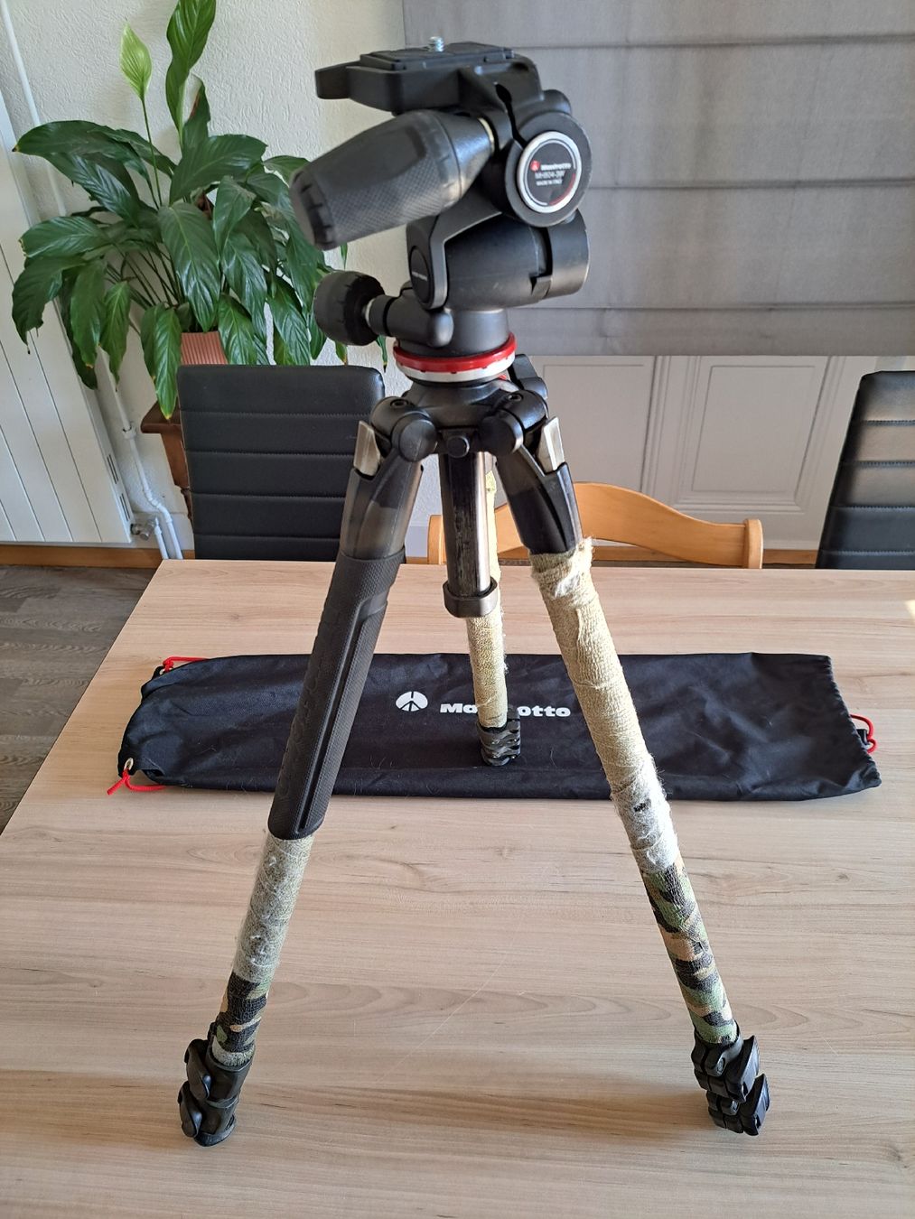 Manfrotto Treppiedi & Teste: Trépied Manfrotto MH804-3W avec housse! – Usato da Aigle venduto da Swampdudu 2