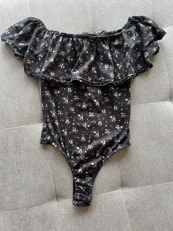 Schwarzer Blumen Body mit Rüschen, Gr. 34 Missguided 🪷