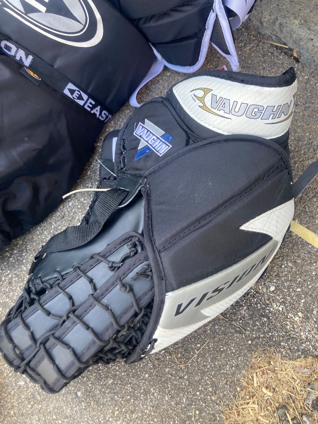 Schutz & Schoner: Alte Eishockey Torhüter Ausrüstung – Gebraucht aus Urnäsch von  4