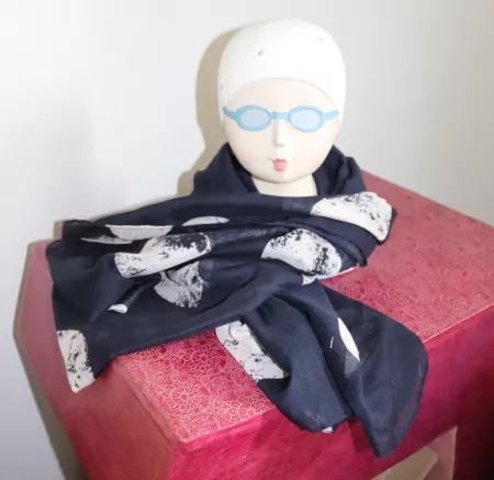 Foulard bleu marine motif cercles blanc
