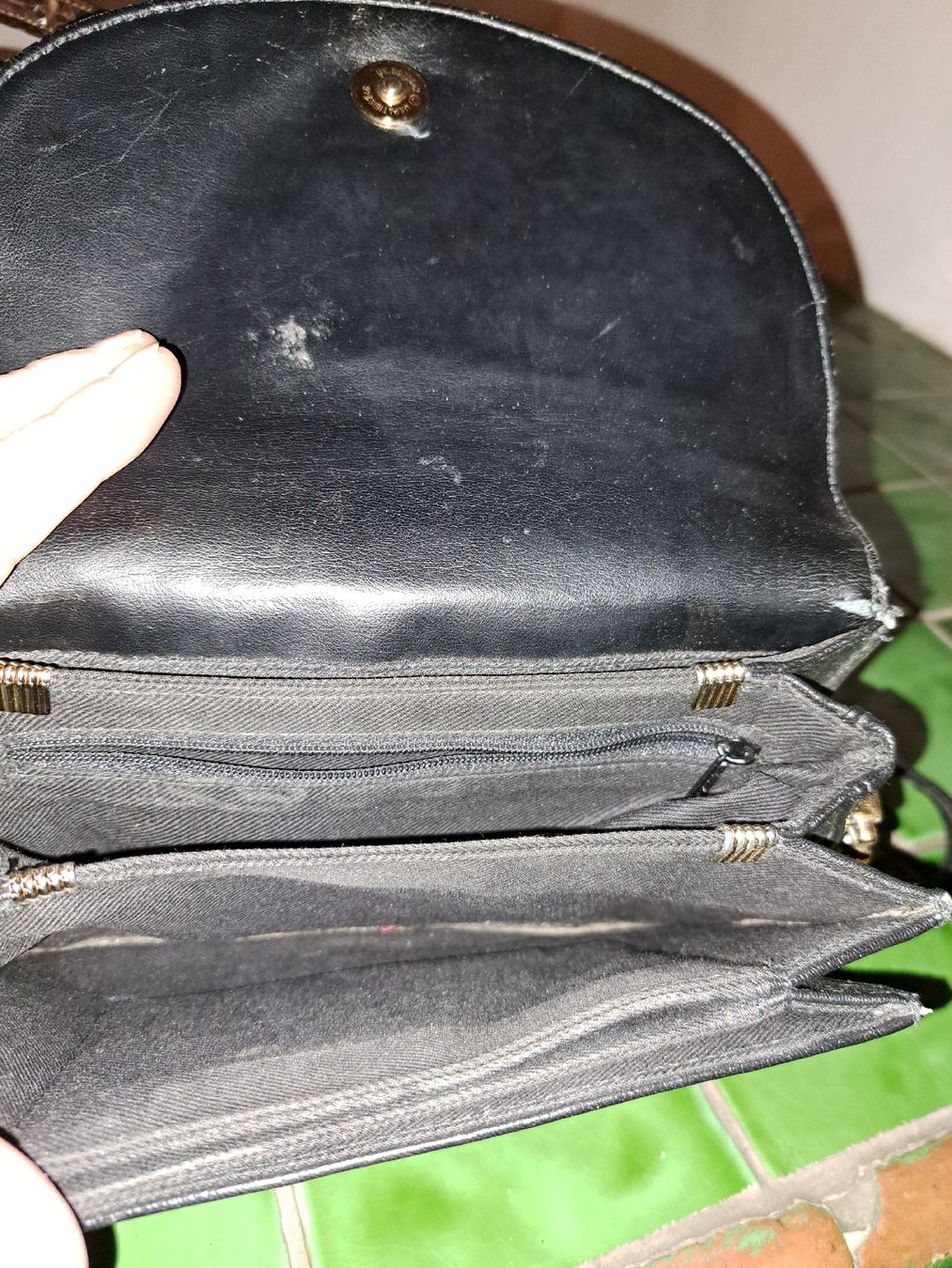 Borse da donna: Schwarze Vintage Handtasche aus Leder, klein, zeitlos! – Usato da Kölliken venduto da Upcycling-by-Mc-TAM 1