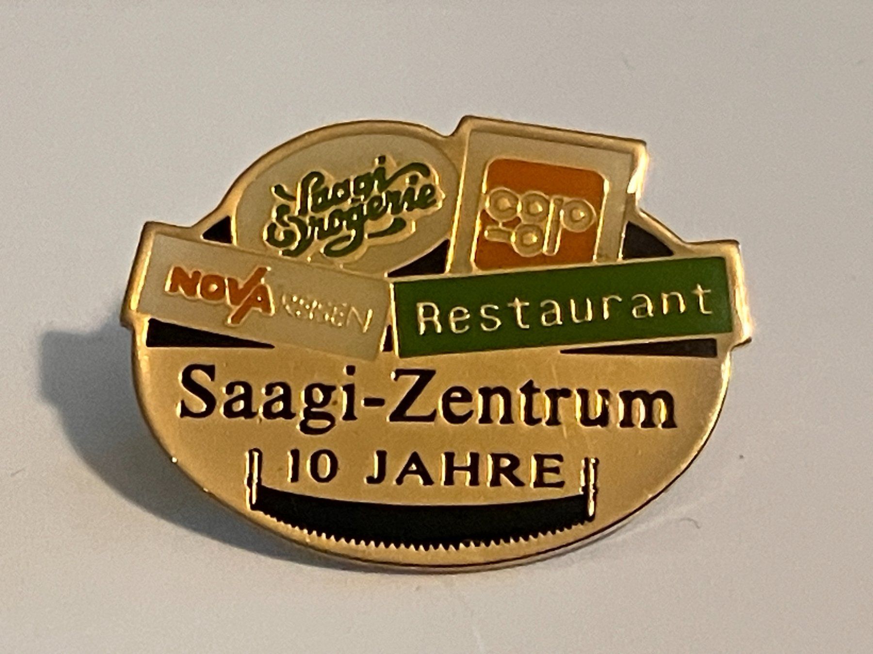 Placchette & Badge: 1 Pin Saagi Zentrum 10 Jahre – Usato da Basel venduto da djwwpp