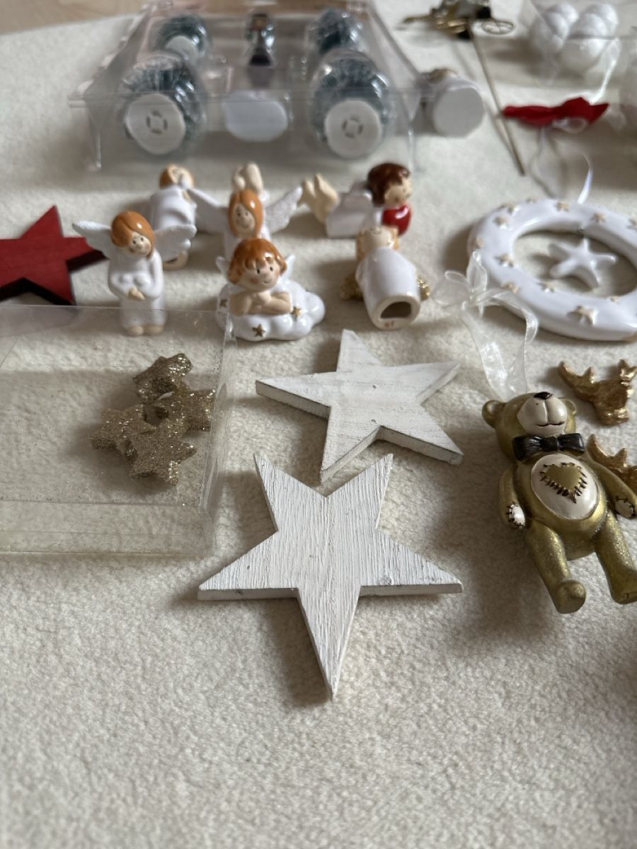 Alle Dekorationen: Grosses Weihnachtsdeko-Set mit Bäumen, Sternen & Engeln – Gebraucht aus Buchs AG von Dasmusstduhaben 3