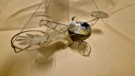 Metall-Flugzeug mit Pilot – Witziges Kunstwerk!