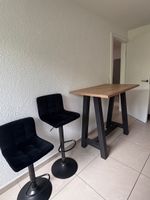 Bartisch mit Barstühlen