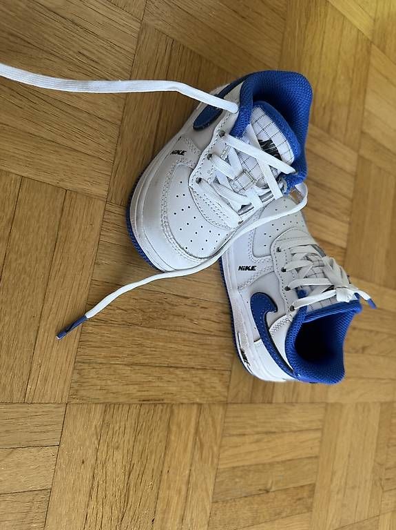 Scarpe per ragazzi: Kinder Nike Schuhe GR.21 – Usato da Kloten venduto da Privat2011