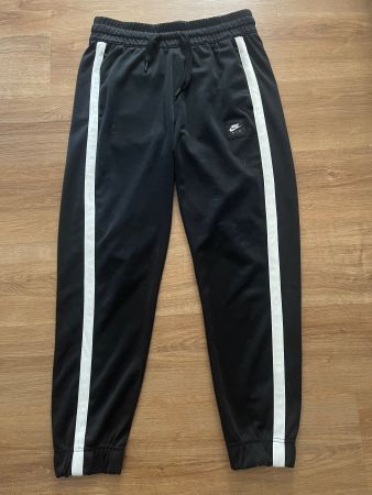 Schwarze Nike Jogginghose mit Streifen, Grösse M - Top!