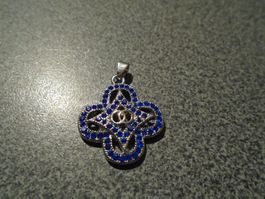 Anhänger silberfarbig, dunkelblaue Steinchen, Blume