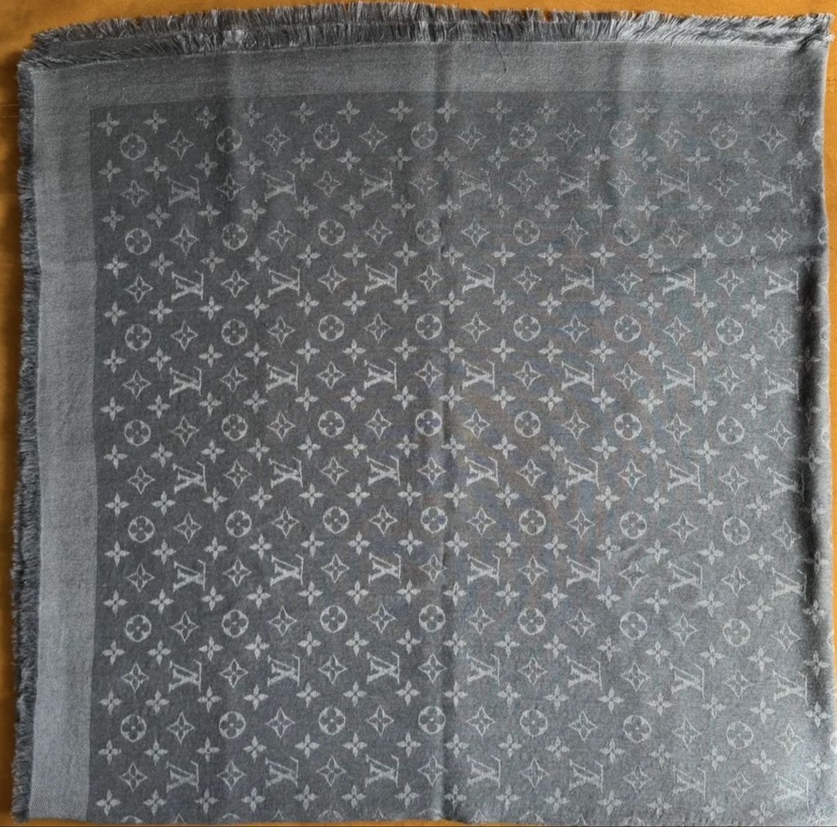 Louis Vuitton Foulards, Tücher & Schals: Châle monogram Louis Vuitton – Gebraucht aus Neuchatel von mik_spx8 2