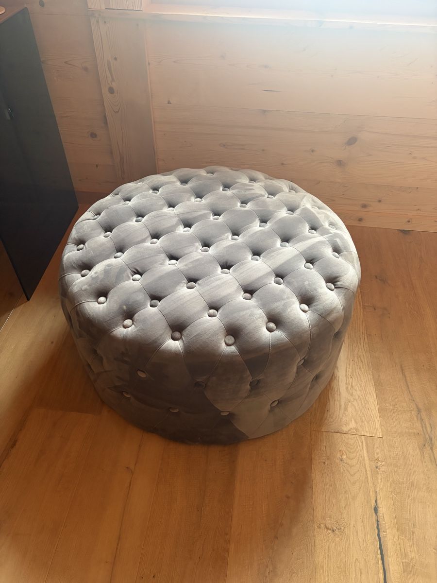 Hocker: Eleganter Samt-Hocker / Pouf in Grau – Gebraucht aus Oberdiessbach von Chachacha95