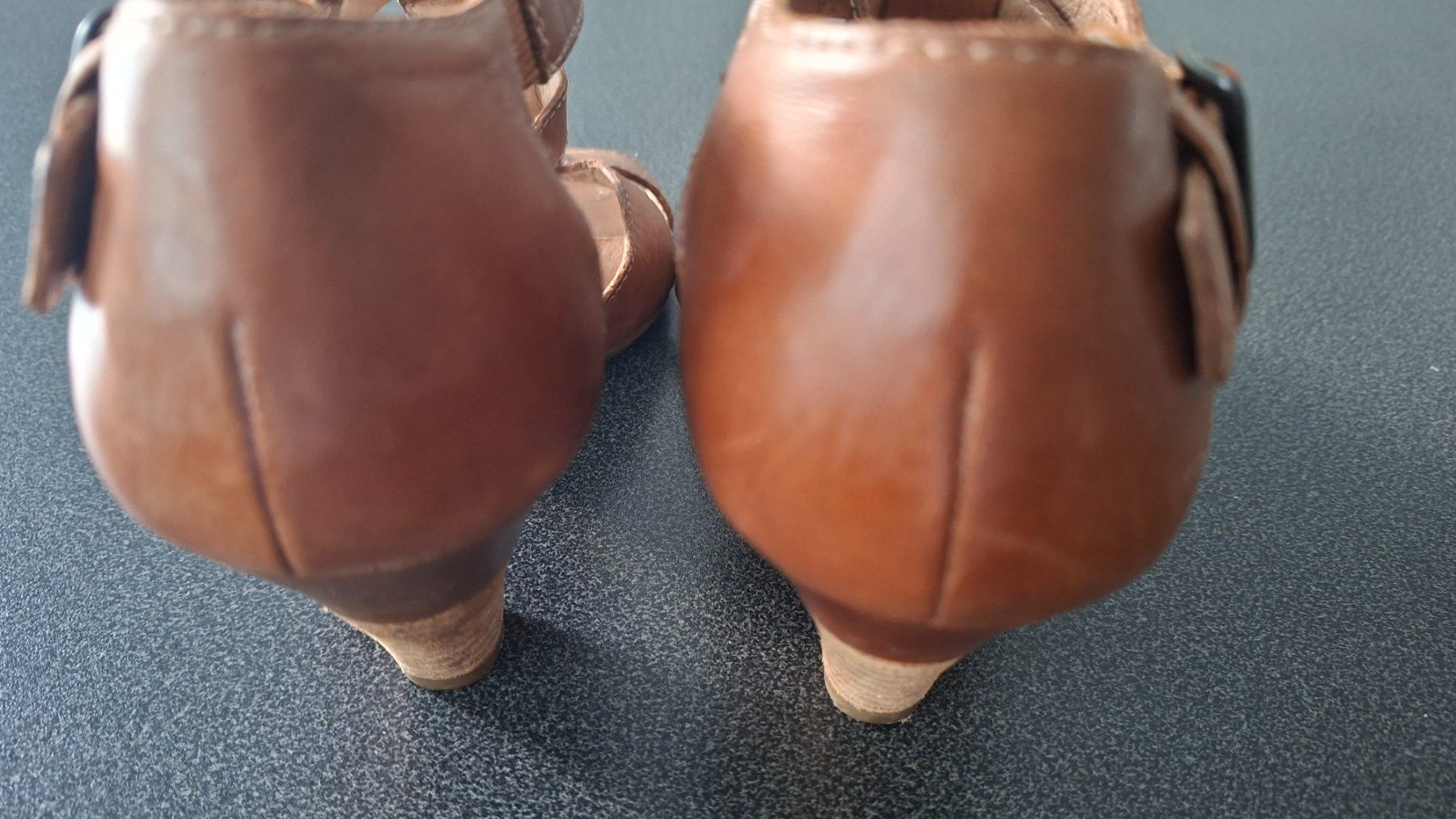 Scarpe da donna: Sandalen mit Absatz Leder Cognacfarben Gr.35 – Usato da Gattikon venduto da jeansgli 1
