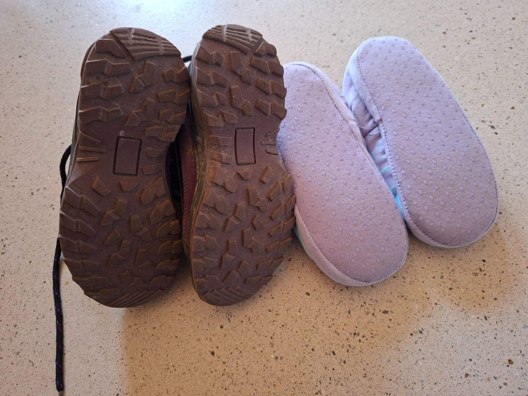 Chaussures filles: Wanderschuhe und Hausschuhe Gr. 32 – D'occasion à Schwerzenbach par wijtske 1