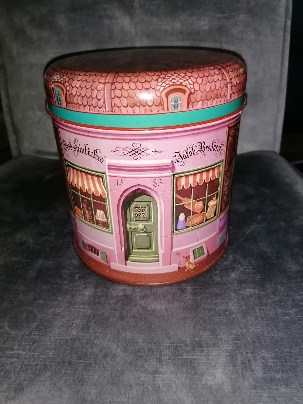 Tutte le decorazioni: Biskuitsdose Paris / boîte à bisquits Paris – Nuovo (secondo la descrizione) da Corcelles-près-Payerne venduto da RxOne_Krs 1