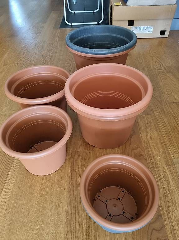 Pots de fleurs: Töpfe aus Plastik – D'occasion à Gelfingen par GaelleBr 1