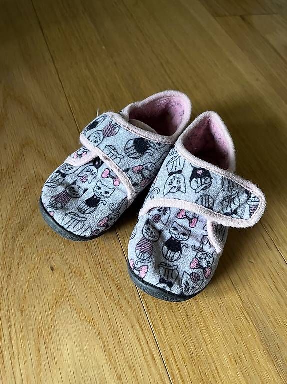 Scarpe per ragazzi: Schuhe Hausschuhe Gr. 20 – Usato da Balgach venduto da RianaT