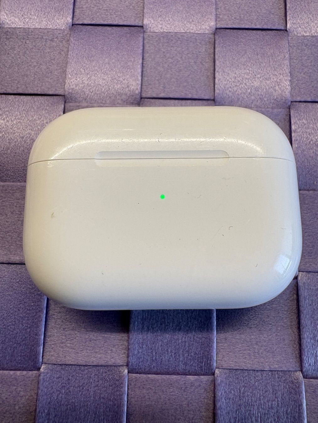 Apple Ladegeräte: Apple AirPods Pro2 charging case (A2968). – Gebraucht aus Lausanne von sil_2dxk 1