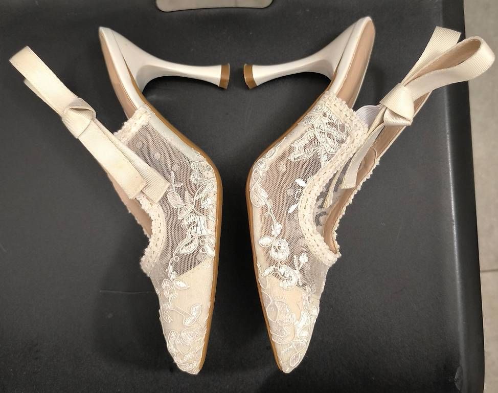 Damenschuhe: Cremefarbene Spitzen-Pumps mit Slingback  Gr. 36  – Gebraucht aus Pully von shu_tb69 2