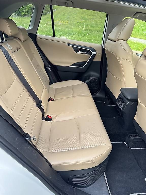 Autos: TOYOTA RAV-4 2.5 HEV Premium – D'occasion à Saanen par Ronnie2313 4