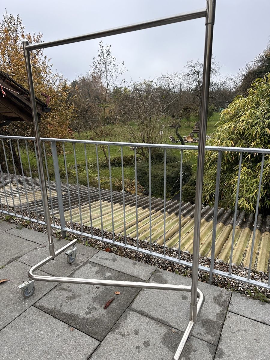 Garderobe: Stabiler Kleiderständer aus Metall mit Rollen – Gebraucht aus Feldbach von SynergyVillage 1