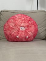 Grande peluche ronde rose avec petit visage