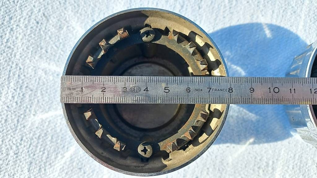 Tutti pezzi di ricambio auto: Toyota Oldtimer - Youngtimer / zwei Stück Nabendeckel braun – Usato da Frauenkappelen venduto da Chruetzhubel 4