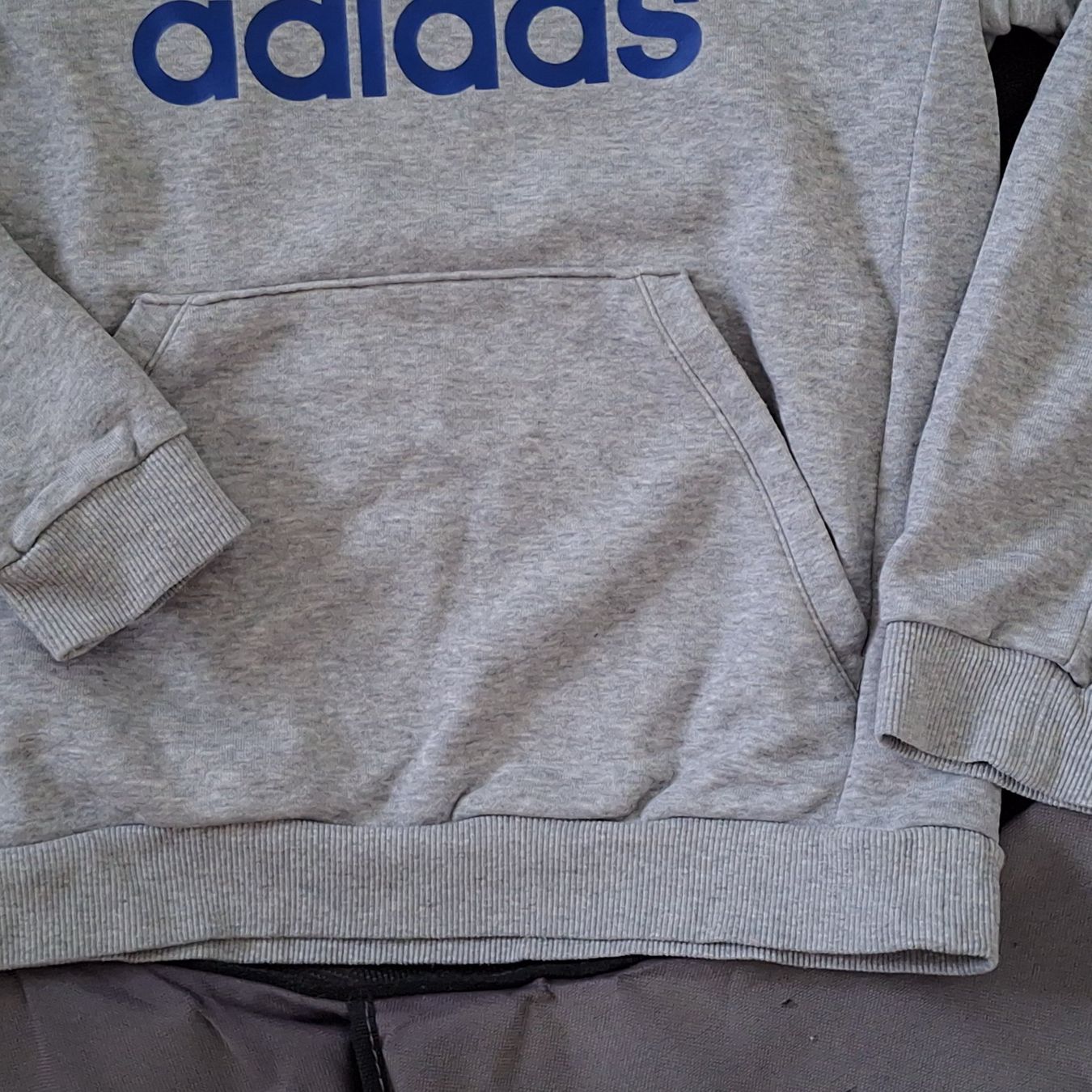 Adidas Maglioni & Felpe: Grauer Adidas Kapuzenpullover Gr. 152 / 11-12 J. – Nuovo (secondo la descrizione) da Hettenschwil venduto da Schneuggi2 3