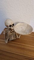 Gothic Skelett mit Schädel Schale