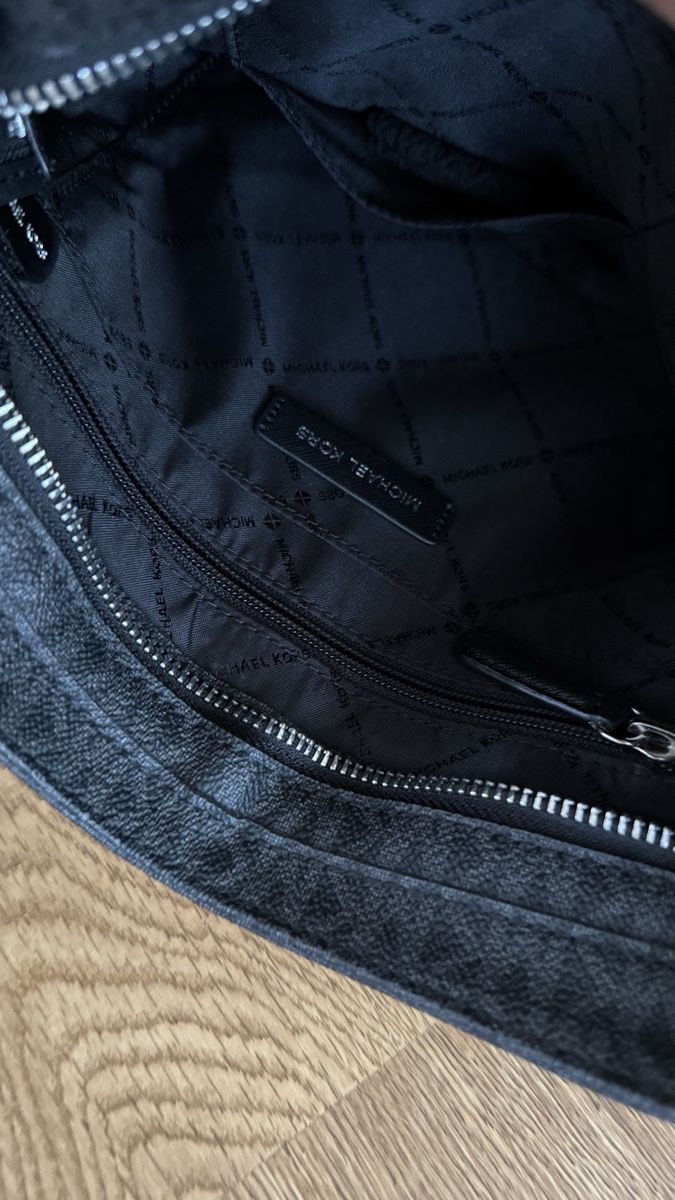 Michael Kors Zaini: Michael Kors Shoulder Bag Monogram Black  – Usato da Boswil venduto da hey.itsme 4